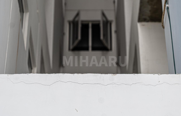 ހުޅުމާލޭގައި އަލަށް އިމާރާތްކުރި ފްލެޓެއްގައި ރެނދުލާފައި.-- ފޮޓޯ: ނިޝާން އަލީ | މިހާރު