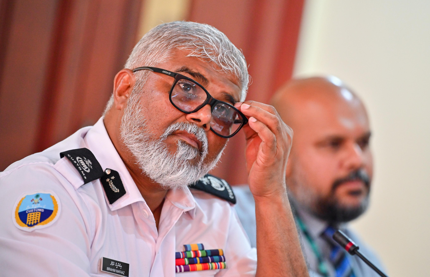 ބަޖެޓް ކޮމިޓީގެ މިއަދުގެ ބައްދަލުވުމުގައި ޑެޕިއުޓީ ކޮމިޝަނާ އޮފް ކަސްޓަމްސް މަފާޒް އެ ކޮމިޓީގެ މެމްބަރެއްގެ ވާހަކަ ކަނުލައި އަޑުއައްސަވަނީ.---ފޮޓޯ: ފަޔާޒު މޫސާ| މިހާރު