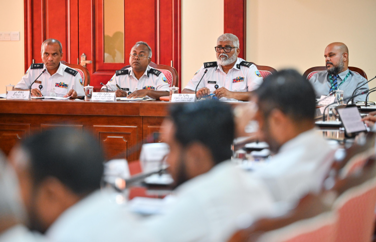 ބަޖެޓް ކޮމިޓީގެ މިއަދުގެ ބައްދަލުވުމުގައި ކަސްޓަމްސްގެ އިސްވެރިން ޖަވާބުދާރީވަނީ.---ފޮޓޯ: ފަޔާޒު މޫސާ| މިހާރު