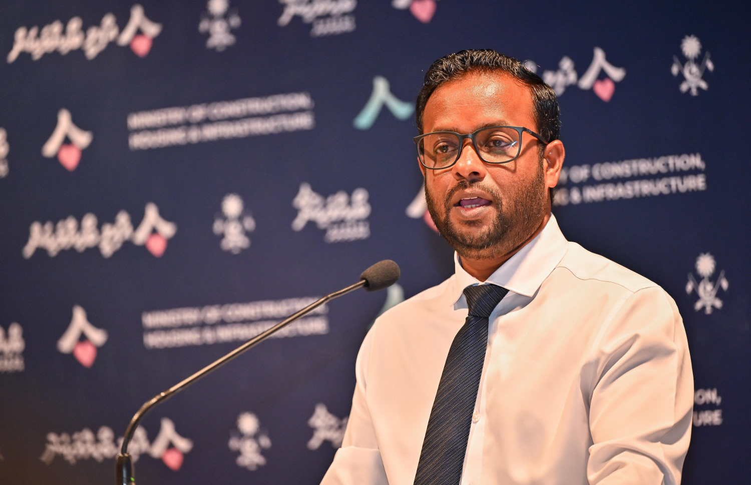 މި ސަރުކާރުގެ "ބޯހިޔާވަހިކަން އެންމެންނަށް" ސިޔާސަތު އިފުތިތާހު ކުރުމަށް ބޭއްވި ރަސްމިއްޔާތުގައި ހައުސިން މިނިސްޓަރު މުއްތަލިބް ވާހަކަދައްކަވަނީ.-- ފޮޓޯ: ފަޔާޒު މޫސާ | މިހާރު