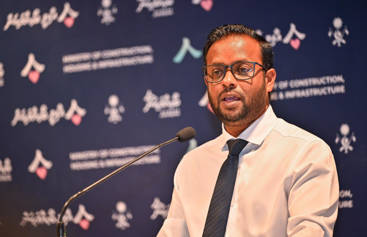 މި ސަރުކާރުގެ ބޯހިޔާވަހިކަމުގެ ވައުދަށް ހައްލު ހޯދަން ކަނޑައެޅި "ބޯހިޔާވަހިކަން އެންމެންނަށް" ސިޔާސަތު އިފުތިތާހު ކުރުމަށް ބޭއްވި ރަސްމިއްޔާތުގައި ހައުސިން މިނިސްޓަރު މުއްތަލިބް ވާހަކަދައްކަވަނީ.-- ފޮޓޯ: ފަޔާޒު މޫސާ | މިހާރު