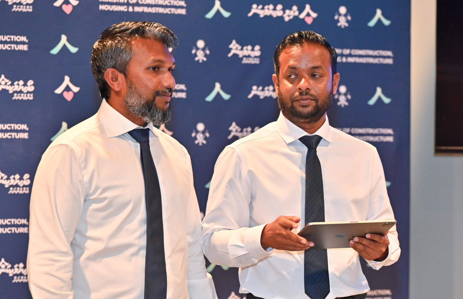 ގެދޮރުގެ ދަތިކަން ހައްލުކުރުމަށް ސަރުކާރުން ކަނޑައެޅި "ބޯހިޔާވަހިކަން އެންމެންނަށް" ސިޔާސަތު އިފްތިތާހުކުރުމުގެ ރަސްމިއްޔާތުގައި ހައުސިން މިނިސްޓަރު ޑރ. އަބްދުﷲ މުއްތަލިބާއި ސްޓޭޓް މިނިސްޓަރު އަހްމަދު ނާޒިމް މުހައްމަދު.-- ފޮޓޯ: ފަޔާޒް މޫސާ | މިހާރު