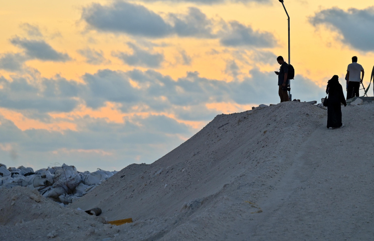 ގޯތި ދިނުމަށް ސަރުކާރުން ހިއްކަމުން އަންނަ ރަސްމާލޭގައި ހުރި ވެލި ފުންޏެއްގެ މައްޗަށް ނޫސްވެރިން އަރަނީ: ގޯތި ދޭނީ ރަސްމާލެ ހިމެނޭ ގޮތަށް މާލެ ސަރަހައްދުން.-- ފޮޓޯ: ނިޝާން އަލީ | މިހާރު