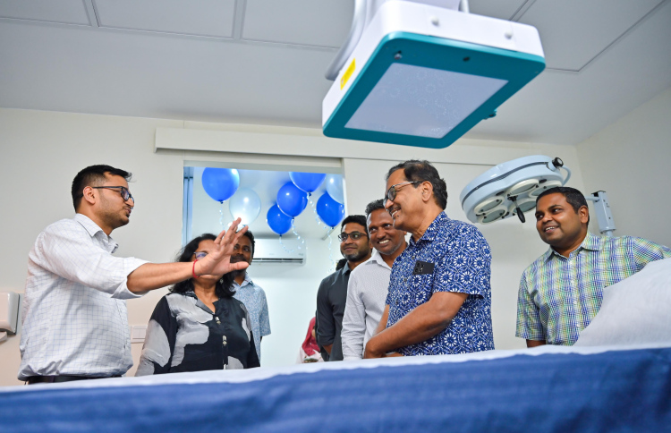 ޕެއިން ކްލިނިކުގެ ޑޮކްޓަރު ސީ-އާމް މެޝިންއާ ގުޅޭ މައުލޫމާތު ހިއްސާކުރައްވަނީ. -- ފޮޓޯ: ފަޔާޒް މޫސާ | މިހާރު