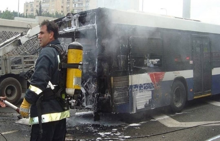 އިންޑިއާގެ އުމްރާވެރިން ދަތުރުކުރި ބަސް އެކްސިޑެންޓުވެ އަލިފާން ރޯވުމުގެ ސަބަބުން އަނދާފައި. -- ފޮޓޯ: ޕަވަންޖޫނޯ/އެކްސް