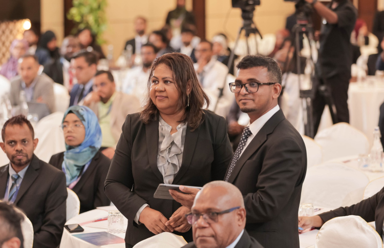 ދިވެހި ފައިސާގެ ތާރީހު ކިޔައިދޭ ފޮތް އެމްއެމްއޭގެ ކުރީގެ ގަވަރުނަރު އަޒީމާ މިއަދު އިފުތިތާހު ކޮށްދެއްވާއިރު އަރިހުގައި މިހާރުގެ ގަވަރުނަރު މުނައްވަރު.---ފޮޓޯ: އެމްއެމްއޭ