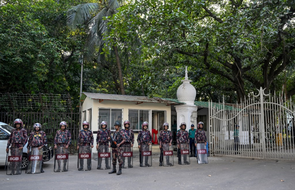 ބަންގްލާދޭޝްގެ ކުރީގެ ބޮޑުވަޒީރު ޝައިހް ހަސީނާގެ މައްޗަށް ހުކުމް އިއްވި ބަންގްލާދޭޝް އިންޓަނޭޝަނަލް ކްރައިމްސް ޓްރައިބިއުނަލް ކައިރީ ސިފައިން ސަލާމަތީ ކަންތައް ބަލަހައްޓަނީ. -- ފޮޓޯ: އޭއެފްޕީ