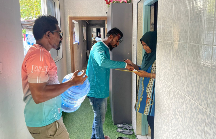 ފުވައްމުލަކުގެ ގެއަކަށް ކައުންސިލުން ފެން ފޯރުކޮށްދެނީ: އެރަށަށް ދޫކުރާ ފެނުގެ މައްސަލާގައި ފެނަކަ ކޯޕަރޭޝަނާ ދެކޮޅަށް ދައުވާކުރަން އެރަށު ސިޓީ ކައުންސިލުން ވަނީ ނިންމާފައި --- ފޮޓޯ/ފުވައްމުލަކު ސިޓީ ކައުންސިލް