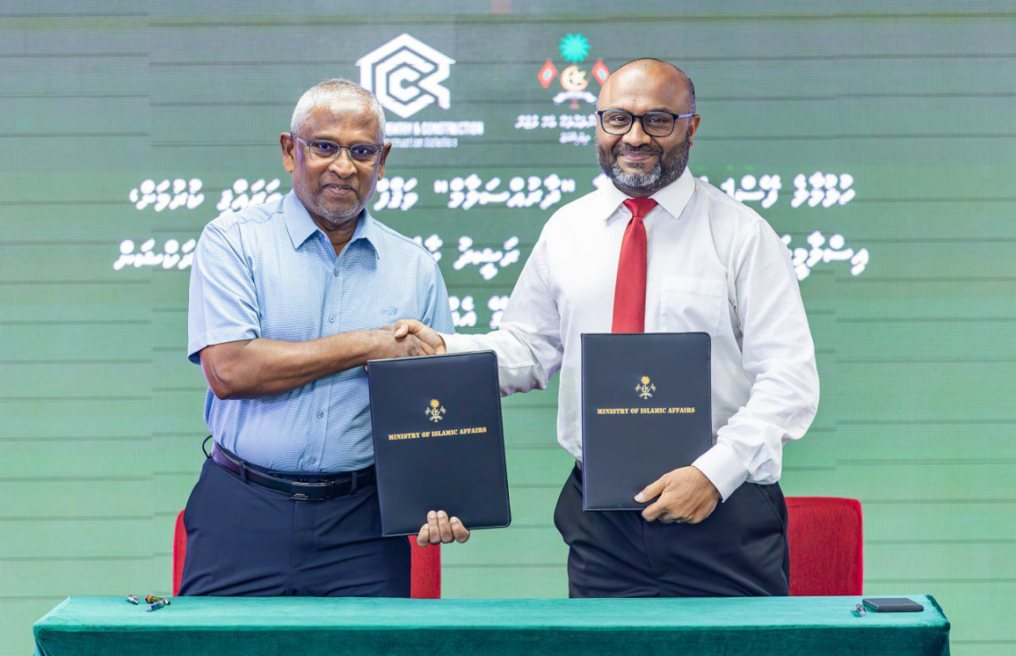 ހުޅުމާލޭގައި އަޅާ ވަގްފް އިމާރާތުގެ މަސައްކަތުގެ އެއްބަސްވުމުގައި އިސްލާމިކް މިނިސްޓަރު ޝަހީމާއި އާރުސީސީގެ އެމްޑީ ރަޝީދު މިއަދު ސޮއިކުރެއްވުމަށް ފަހު ފޮޓޯއަކަށް ހުއްޓިވަޑައިގެން.---ފޮޓޯ: އިސްލާމިކް މިނިސްޓްރީ