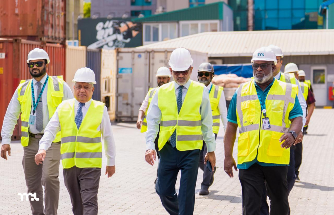 ސަލީމާއި ނާޒިމް، ބަނދަރަށް ކުރި ޒިޔާރާތުގެ ތެރެއިން: އެތަނަށް ވަޑައިގެންނެވީ ހާލަތު ބައްލަވަން ކަމަށް ނާޒިމް ވިދާޅުވި.---ފޮޓޯ: އެމްޕީއެލް