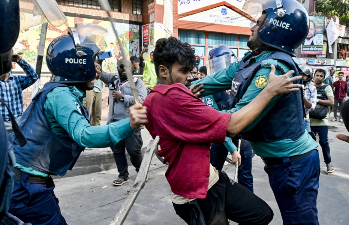 ބަންގްލާދޭޝްގެ ކުރީގެ ބޮޑުވަޒީރު ޝައިހް ހަސީނާގެ މައްޗަށް މިއަދު އިއްވި މަރުގެ ހުކުމާ އެކު ނުރުހުން ފާޅުކޮށް މުޒާހަރާކުރި ހަސީނާގެ ސަޕޯޓަރުން ކޮންޓްރޯލްކުރަން ފުލުހުން މަސައްކަތްކުރަނީ. -- ފޮޓޯ: އޭއެފްޕީ