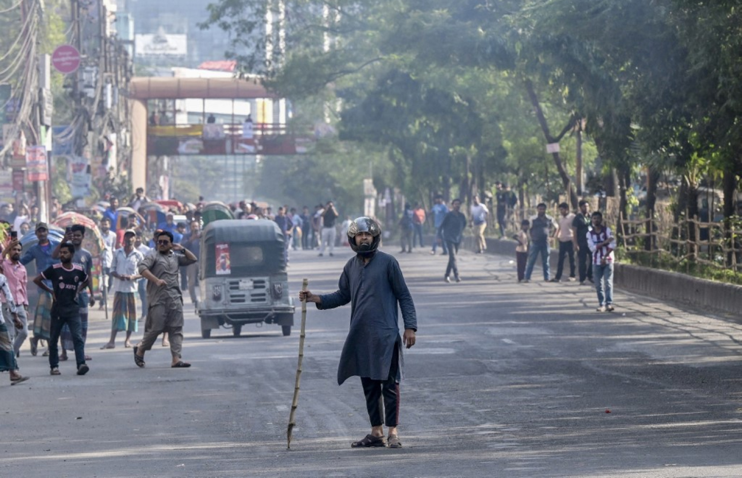 ބަންގްލާދޭޝްގެ ކުރީގެ ބޮޑުވަޒީރު ޝައިހް ހަސީނާގެ މައްޗަށް މިއަދު އިއްވި މަރުގެ ހުކުމާ އެކު ނުރުހުން ފާޅުކޮށް މުޒާހަރާކުރި ހަސީނާގެ ސަޕޯޓަރުން ކޮންޓްރޯލްކުރަން ފުލުހުން މަސައްކަތްކުރަނީ. -- ފޮޓޯ: އޭއެފްޕީ
