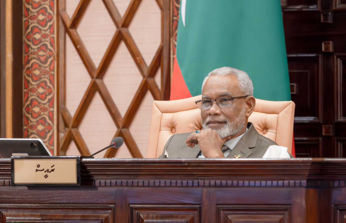 ރައްޔިތުންގެ މަޖިލިހުގެ ޖަލްސާއެއްގެ ރިޔާސަތު މަޖިލިހުގެ ރައީސް އަބްދުއްރަހީމް ބަލަހައްޓަވަނީ.---ފޮޓޯ: މަޖިލިހުގެ އިދާރާ