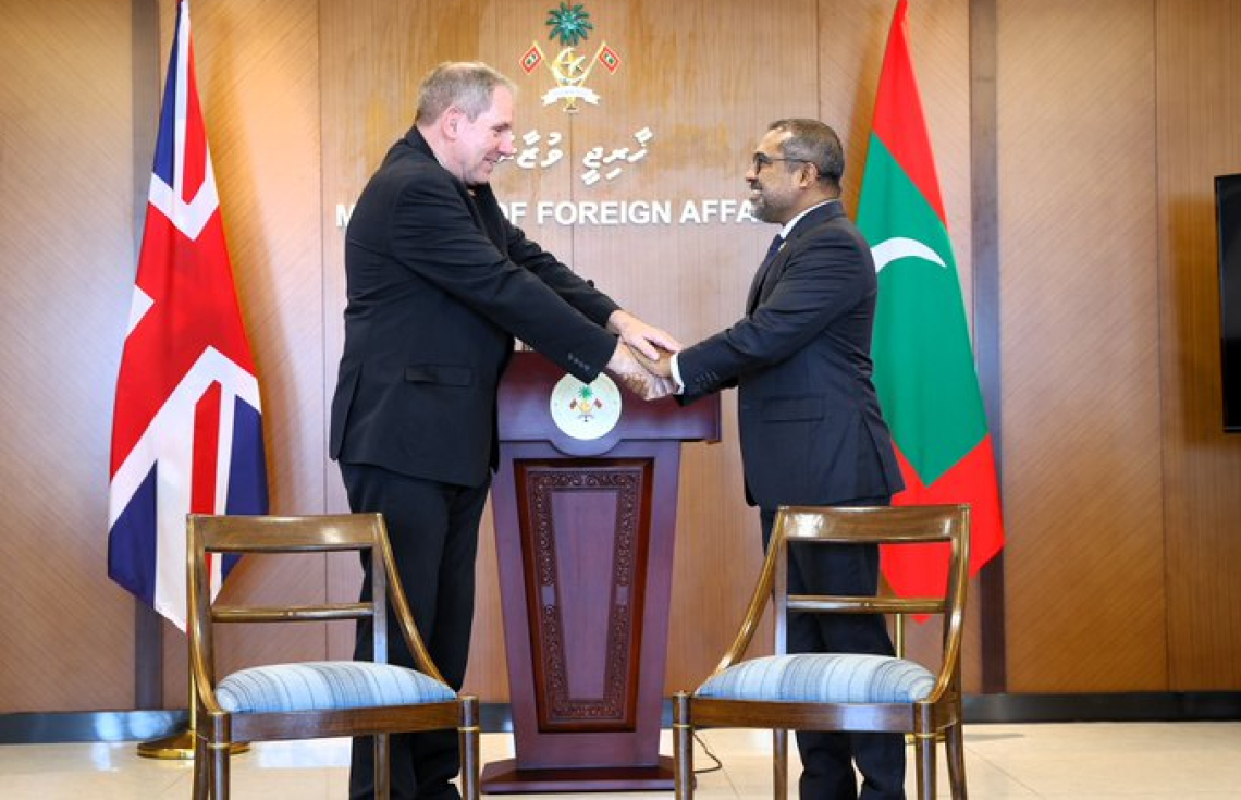 މިނިވަންކަމަށް ސޮއިކުރަން ބޭނުންކުރި ގޮނޑި ހަދިޔާކޮށްފި