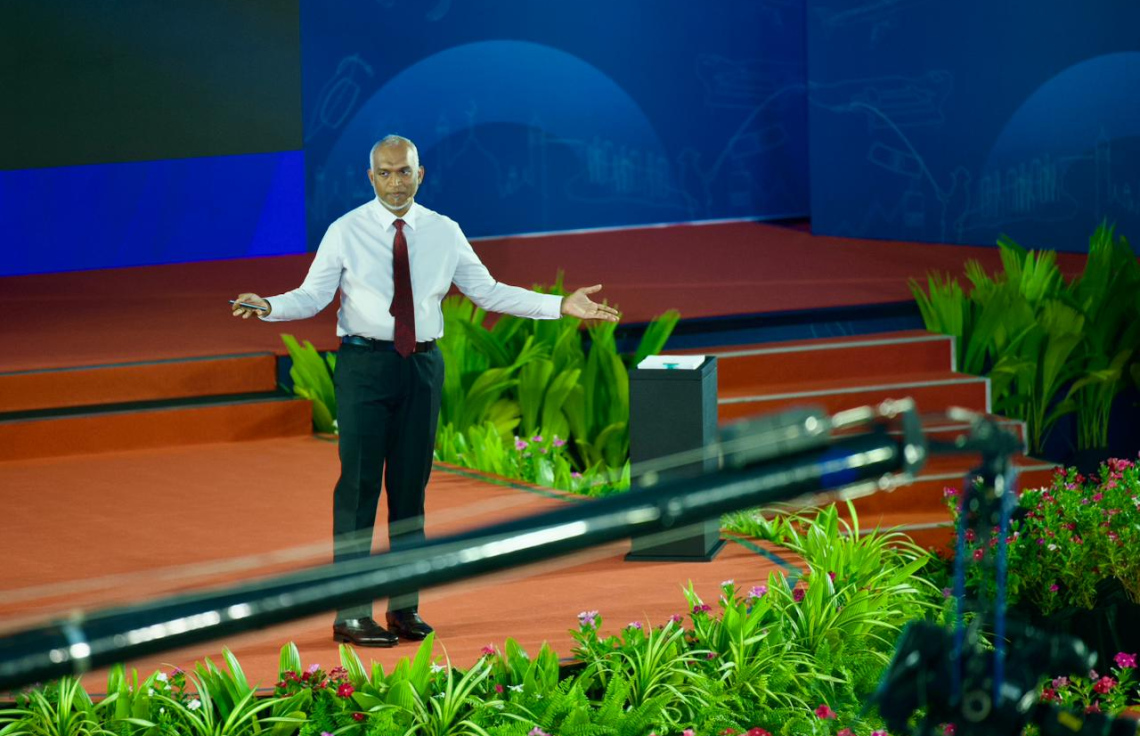 މި ސަރުކާރަށް ދެ އަހަރު ފުރުމާ ގުޅިގެން ރައީސް މުއިއްޒު މިރޭ ބޭއްވެވި ހަފުލާގައި ޕްރެޒެންޓޭޝަން ހުށަހަޅުއްވައި ދެއްވަނީ.---ފޮޓޯ: ނިޝާން އަލީ| މިހާރު