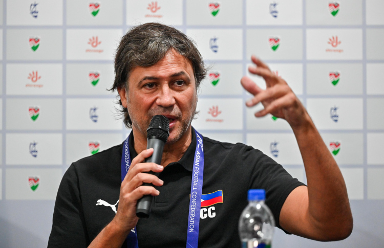 ފިލިޕީންސްގެ ކޯޗު ބުނީ ރާއްޖޭގައި ކުޅެން އުނދަގުކަމަށް