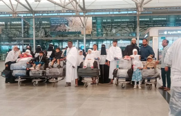 މަދީނާގައި ހިނގި ބަސް އެކްސިޑެންޓުގައި މަރުވި އާއިލާގެ މެންބަރުން އުމްރާއަށް ފުރުމުގެ ކުރިން ފޮޓޯއަކަށް ހުއްޓިގެން.