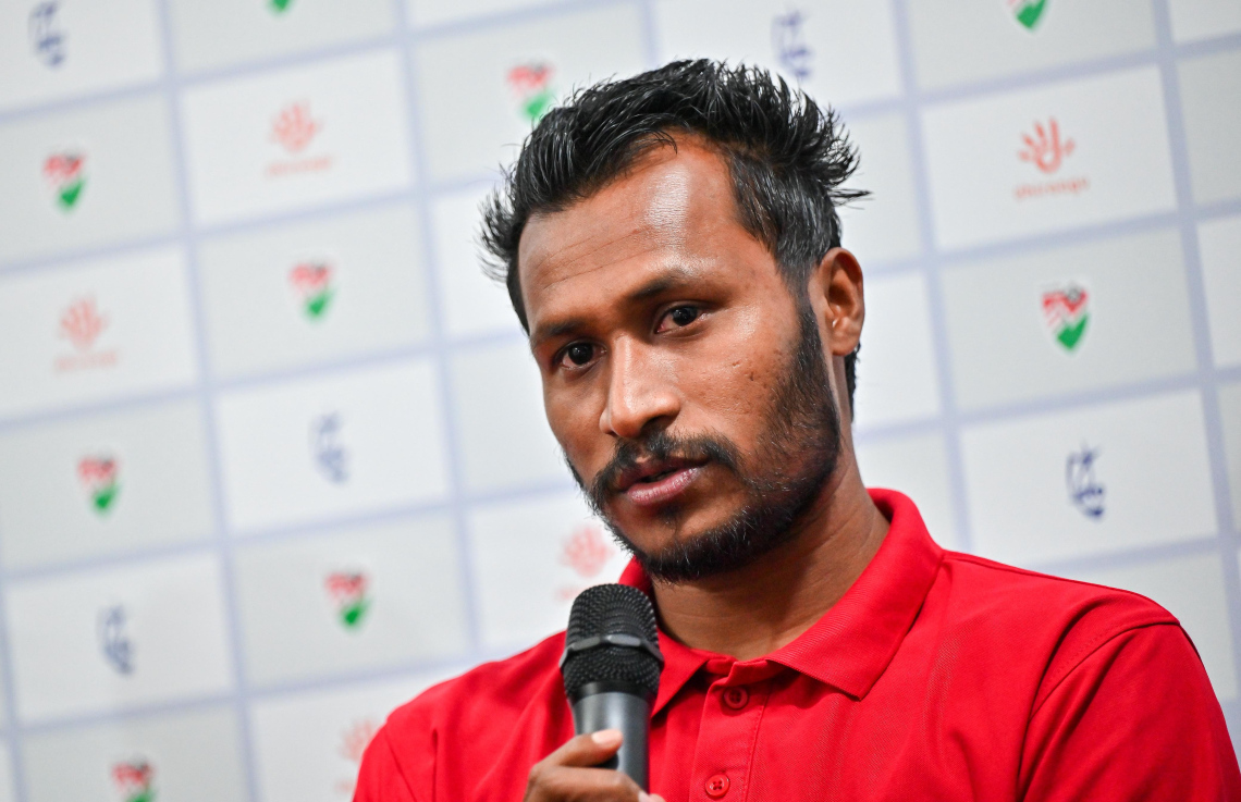 ހަމްޕް، ޕްރީ މެޗު ޕްރެސް ކޮންފަރެންސްގައި ވާހަކަ ދައްކަނީ --- ފޮޓޯ: ފަޔާޒު މޫސާ | މިހާރު