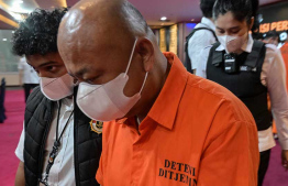 ބޮޑު ލޯނަކަށް ފިލައިގެން އުޅެނިކޮށް އިންޑޮނީޝިއާއިން ހައްޔަރުކުރި ޗައިނާ މީހާ ނޫސްވެރިންނަށް ދައްކާލަނީ. -- ފޮޓޯ: އޭއެފްޕީ