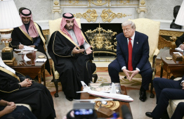 އެމެރިކާގެ ރައީސް ޑޮނަލްޑް ޓްރަމްޕާއި ސައޫދީ ވަލީއަހުދު މުހައްމަދު ބިން ސަލްމާން ވައިޓް ހައުސްގައި ބައްދަލުކުރައްވަނީ: ޚާޝުގްޖީގެ މަރުގެ މައްސަލައިގައި ޓްރަމްޕު ވަނީ މުހައްމަދުގެ ދިފާއުގައި ވާހަކަ ދައްކަވާފައި. -- ފޮޓޯ: އޭއެފްޕީ