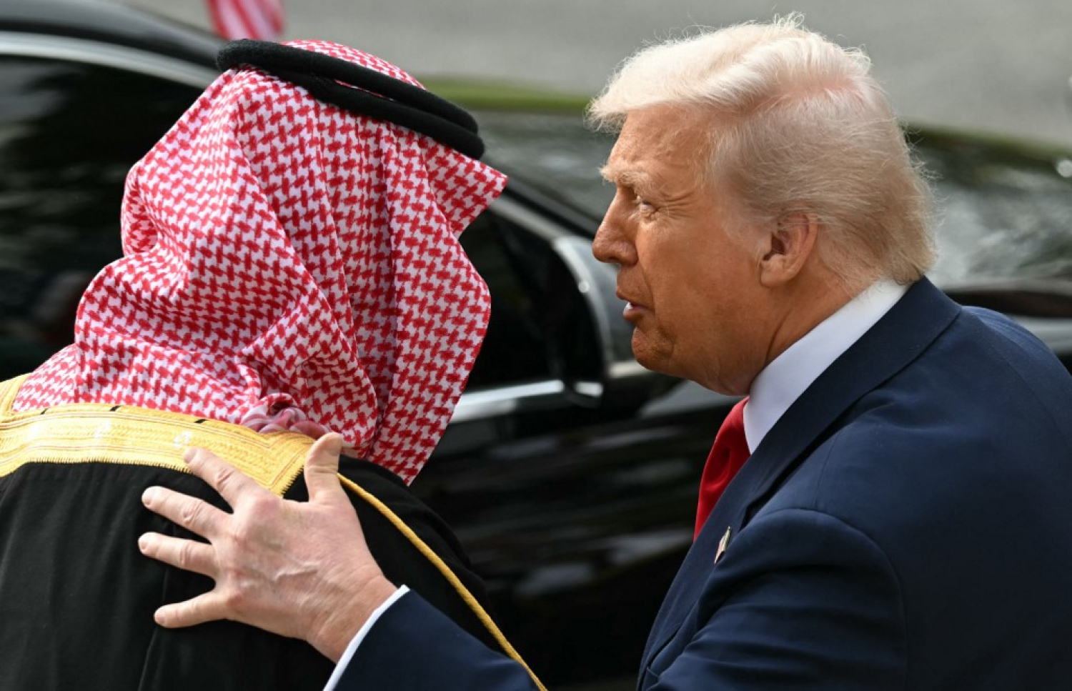 އެމެރިކާގެ ރައީސް ޑޮނަލްޑް ޓްރަމްޕު (ކ) އާއި ސައޫދީ ވަލީއަހުދު މުހައްމަދު ބިން ސަލްމާން މިއަދު ވައިޓް ހައުސްގައި ބައްދަލުކުރައްވަނީ. -- ފޮޓޯ: އޭއެފްޕީ