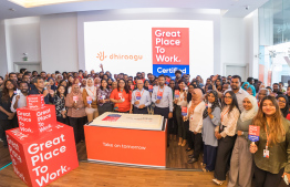 ދިރާގަށް ލިބުނު "ގްރޭޓް ޕްލޭސް ޓު ވޯކް" ސެޓިފިކޭޝަނާ ގުޅިގެން މިއަދު ބޭއްވި ހަފުލާ: އެ ސެޓިފިކޭޝަނަކީ އޭޝިއާގައި ވެސް ކޮމިއުނިކޭޝަން ހިދުމަތް ދޭ މަދު ކުންފުނިތަކަކަށް ލިބިފައިވަ ސެޓިފިކޭޝަނެއް --- ފޮޓޯ/ދިރާގު