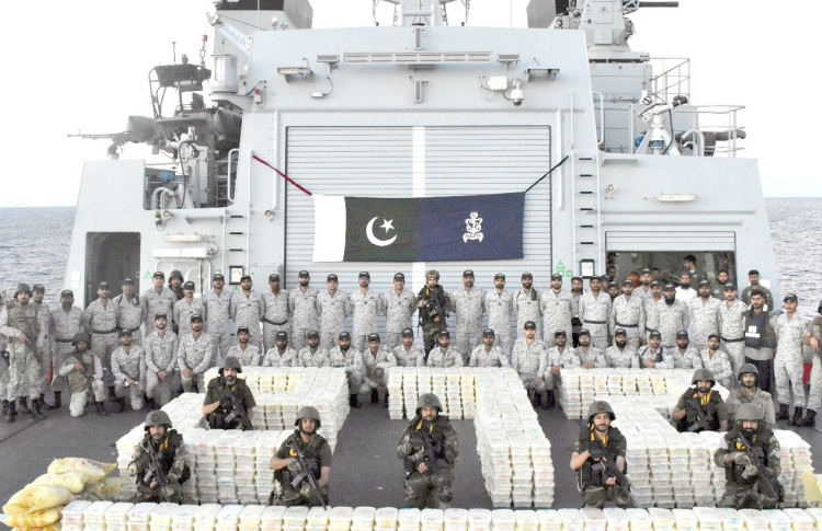 ޕާކިސްތާނުގެ ކަނޑުގެ ސިފައިން އަރަބި ކަނޑުގައި ހިންގި އޮޕަރޭޝަނެއްގައި، މަސްތުވާތަކެތި ހުރި ބޯޓެއް ހުއްޓުވައި އޭގައި ހުރި ތަކެތި މަނަވަރަށް އަރުވާފައި. -- ފޮޓޯ: ޕާކިސްތާން ނޭވީ