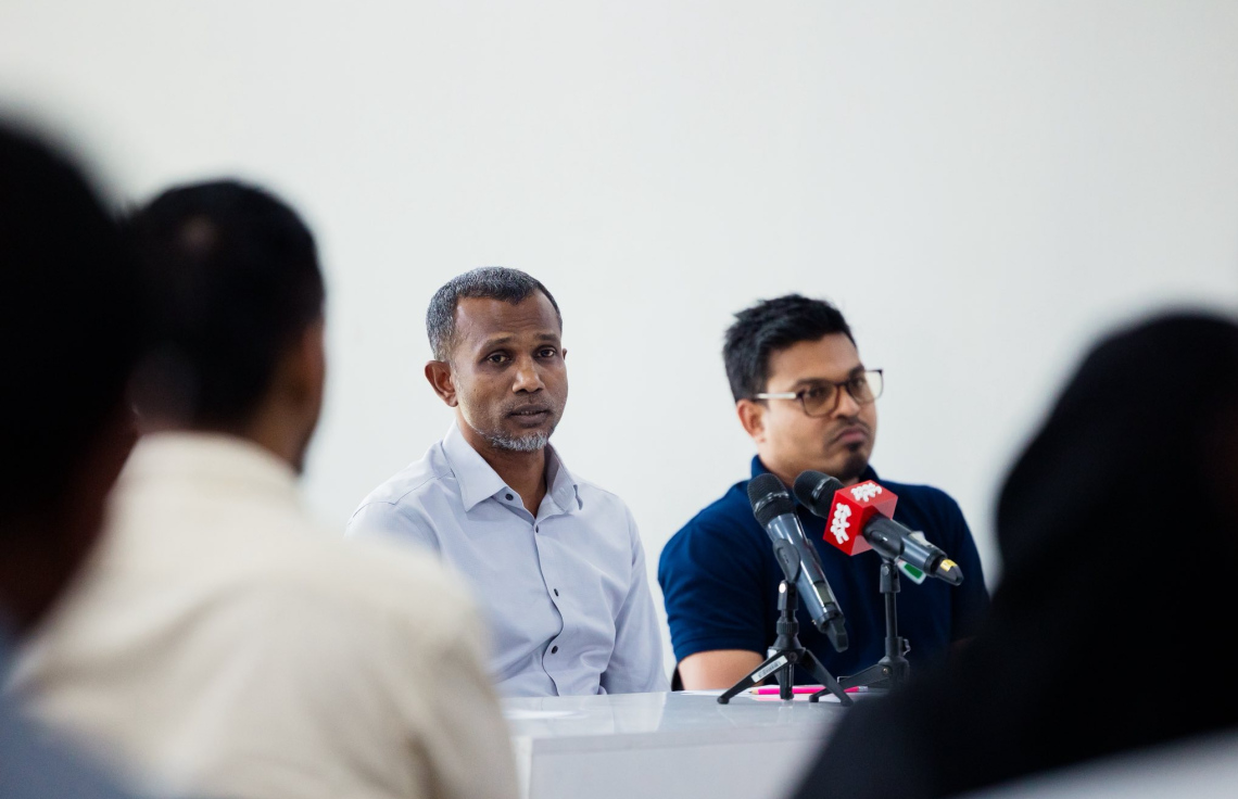 އެފްއޭއެމްގެ ރައީސް އަހްމަދު ތޯރިގް (ވ) އާއި ޖެނަރަލް ސެކްރެޓަރީ ޒަރީރު: މިދިޔަ މަހު ތޯރިގް ވަނީ ސައުދީ އަރަބިއާގައި ސާފްގެ ސެކްރެޓަރީ ޖެނަރަލްއާ އެކު ދިގު މަޝްވަރާ ބައްދަލުވުމުގެ ކުރިއަށް ގެންގޮސްފަ --- ފޮޓޯ: އެފްއޭއެމް