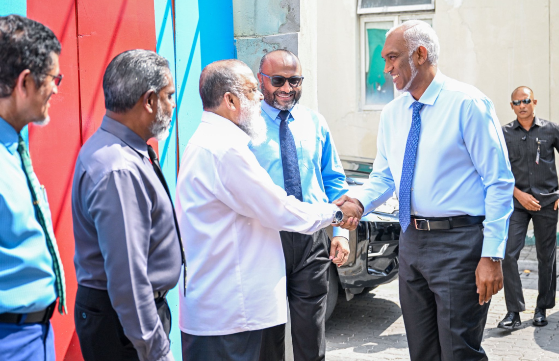 ވަގުފް އިމާރާތުގެ ބިންގާ އެޅުމަށް ބޭއްވި ރަސްމިއްޔާތަށް ރައީސް މުއިއްޒު ވަޑައިގަންނަވަނީ --- ފޮޓޯ/ރައީސް އޮފީސް