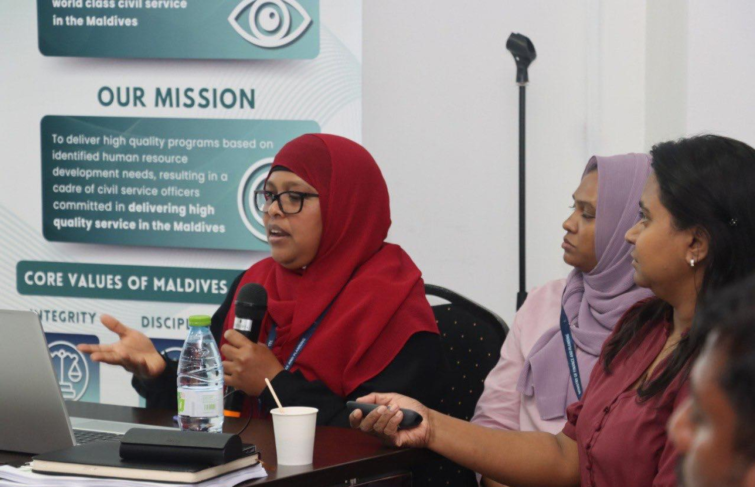 ސިވިލް ސާވިސްގެ ތަމްރީނު ޕްރޮގްރާމެއްގައި ޕޭ ކޮމިޝަންގެ ފަންނީ ބޭފުޅުން މައުލޫމާތު ދެއްވަނީ.--- ފޮޓޯ: ސިވިލް ސާވިސް ޓްރެއިނިން އިންސްޓިޓިއުޓް