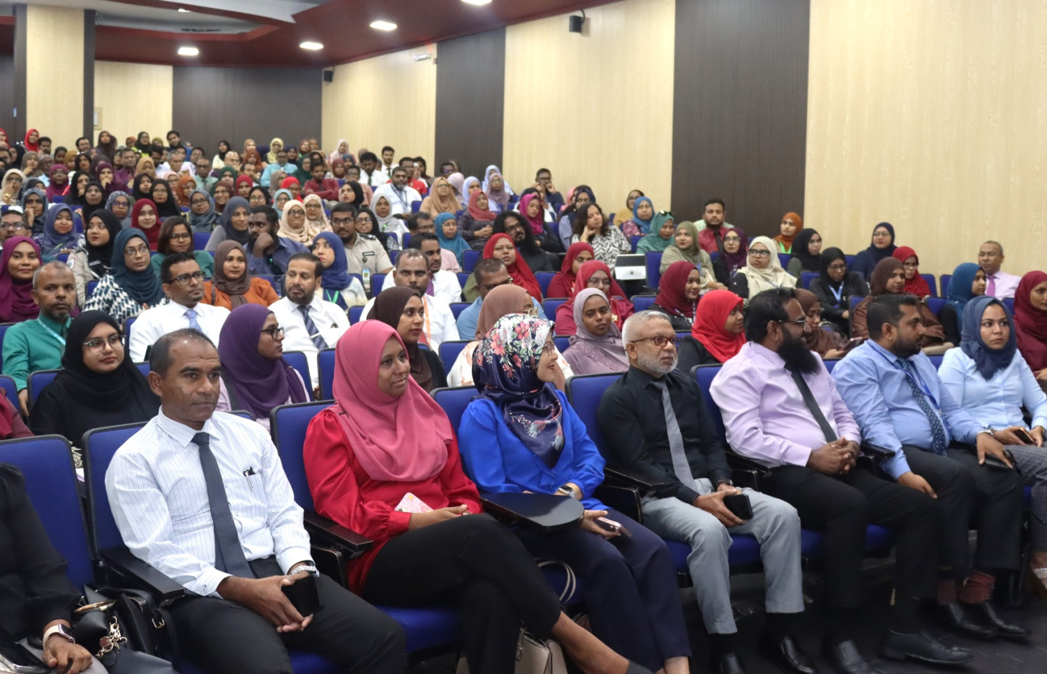 ދައުލަތުގެ މުސާރައިގެ އޮނިގަނޑަށް ގެންނަ ބަދަލުތަކާ ގުޅޭ ގޮތުން މައުލޫމާތު ދިނުމަށް ޕޭ ކޮމިޝަނުން މިދިޔަ އޮކްޓޫބަރު މަހު ބޭއްވި ބައްދަލުވުމަށް ހާޒިރުވި ބައެއް މުވައްޒަފުން.---ފޮޓޯ: ސިވިލް ސާވިސް ޓްރެއިނިން އިންސްޓިޓިއުޓް