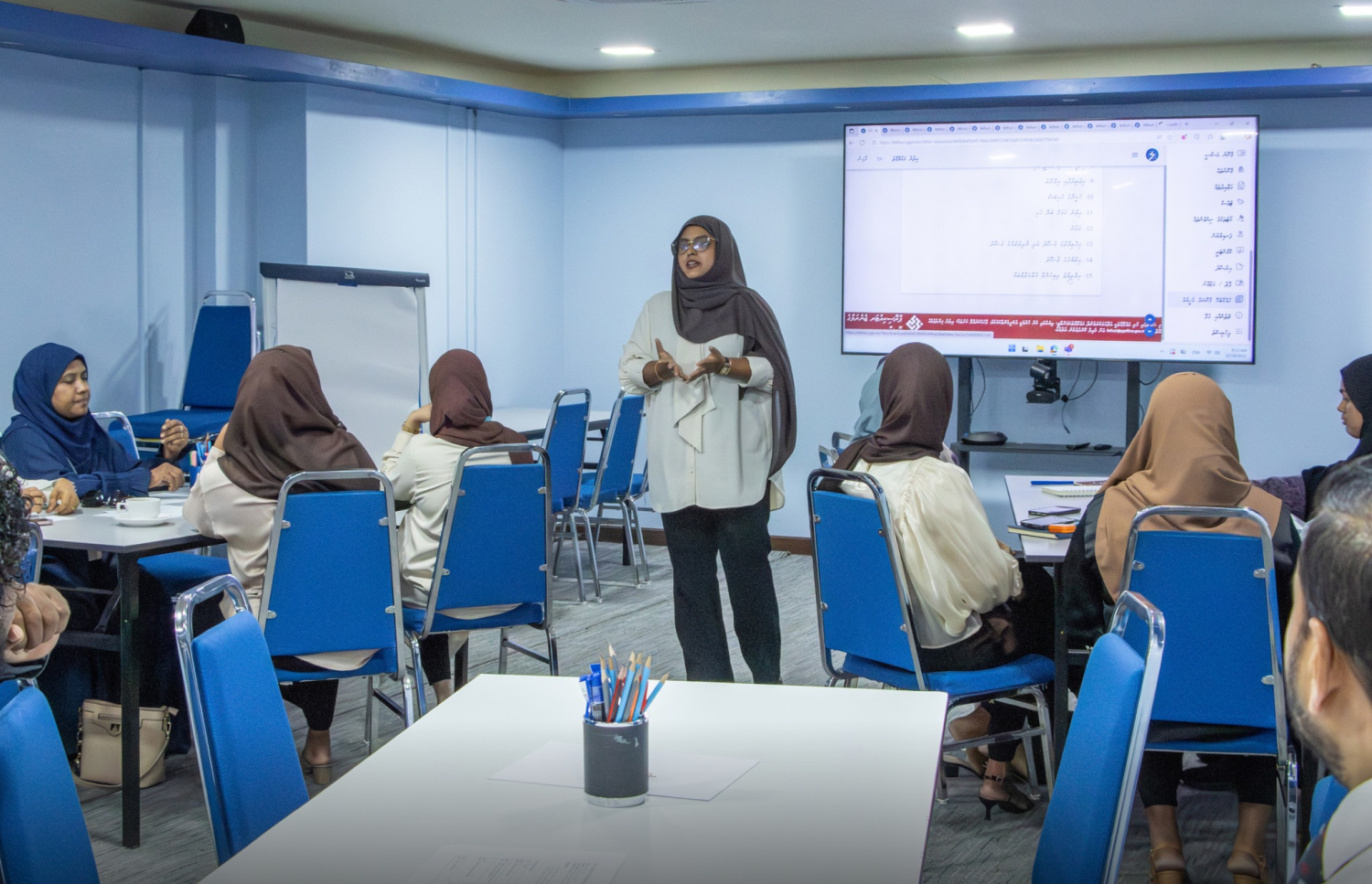 ފޮޓޯ: ސިވިލް ސާވިސް ޓްރެއިނިން އިންސްޓިޓިއުޓުން ސަރުކާރުގެ ބައެއް އޮފީސްތަކުގެ ލީގަލް އޮފިސަރުންނަށް ބޭއްވި ތަމްރީނު ޕްރޮގްރާމެއްގައި ސެޝަނެއް ނަގައިދެނީ.