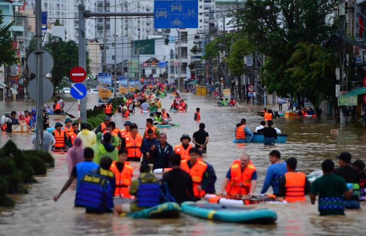 ވިއޭޓްނާމަށް ކުރަމުންދާ ވިއްސާރައިގެ ސަބަބުން ފެންބޮޑުވެ، އެތައް ބަޔަކު ހާލުގައި ޖެހިފައި: ވިއްސާރައިގެ ގެއްލުންތަކުން ހާމަވަނީ މޫސުމަށް އަންނަމުންދާ ބަދަލުތަކުން ކުރިމަތިވަމުންދާ ނުރައްކާތައް ކަމަށް ރައީސް ޑރ. މުހައްމަދު މުއިއްޒު ވަނީ ވިދާޅުވެފައި --- ފޮޓޯ/އޭއެފްޕީ