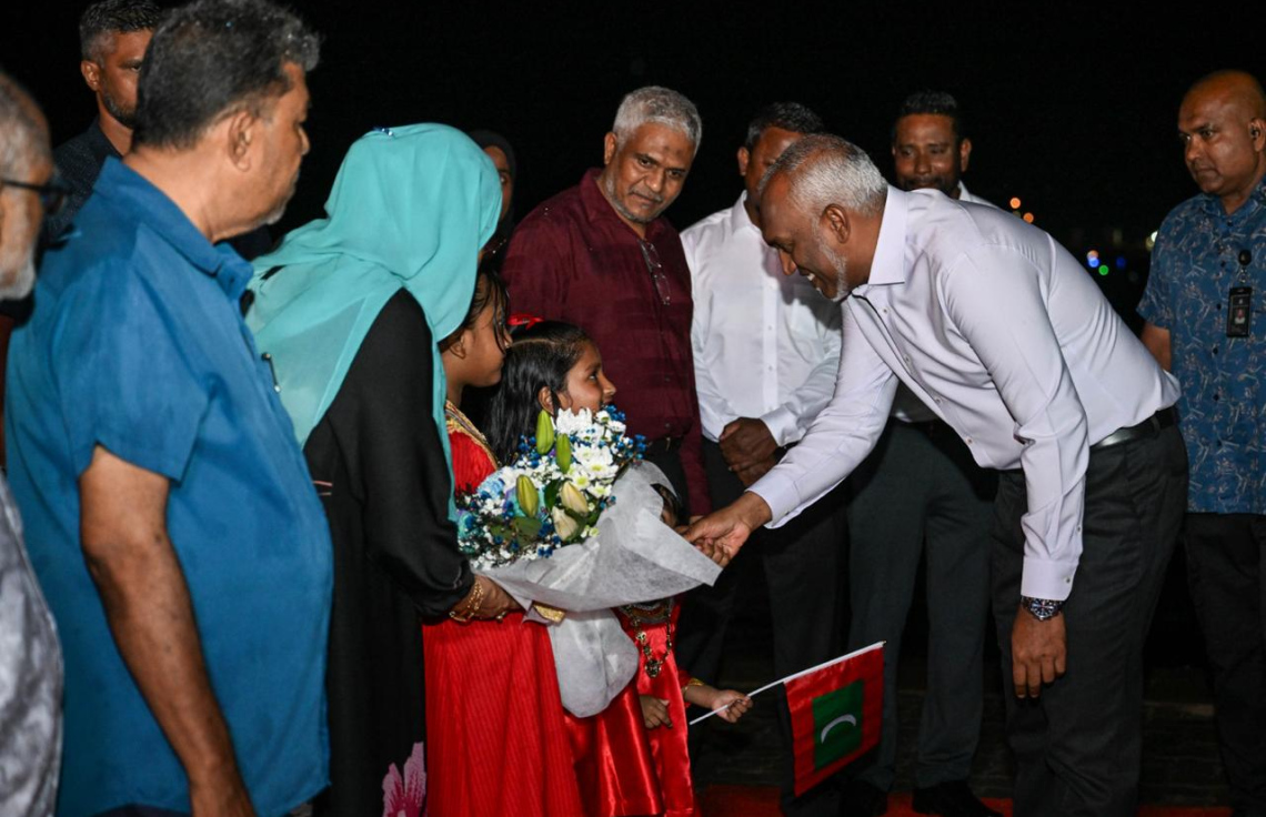 ރައީސް މުއިއްޒު މިރޭ ވިލިމާލެ އަށް ވަޑައިގަތުމުން މަރުހަބާ ދަންނަވަނީ.---ފޮޓޯ: ރައީސް އޮފީސް