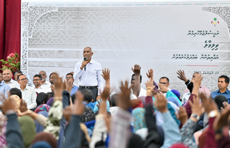 ވިލިމާލެ ރައްޔިތުންނާ އެކު ރައީސް ބޭއްވެވި ބައްދަލުވުން: މި ބައްދަލުވުންތަކުގައި ބައިވެރިވާ ރައްޔިތުންގެ ހުރި ސުވާލުތަކާއި މެސެޖްތައް އެމަނިކުފާނަށް އަމިއްލައަށް ހުށަހެޅޭނެ ކަމަށް ރައީސް ވިދާޅުވި. -- ފޮޓޯ | މިހާރު