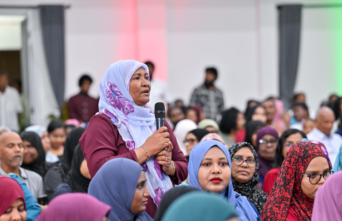 ވިލިމާލޭގެ ރައްޔިތުންނާ ރައީސް މުއިއްޒު ބައްދަލުކުރައްވަން މިރޭ ބޭއްވި ބައްދަލުވުމަށް ހާޒިރުވި މީހަކު ރައީސާ މައްސަލައެއް ހިއްސާކުރަނީ.--- ފޮޓޯ: ރައީސް އޮފީސް