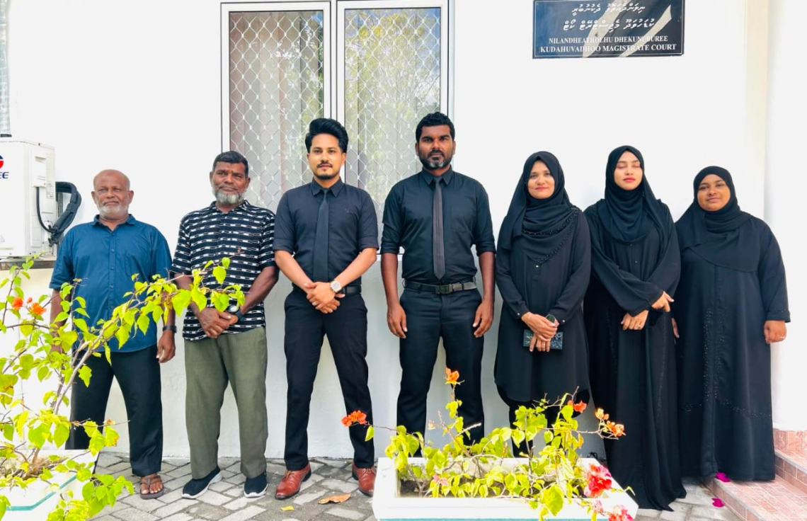 މުސާރަ ކުޑަވި ކަމަށް ބުނެ ނުރުހުން ފާޅުކުރުމުގެ ގޮތުން ކުޑަހުވަދޫ ކޯޓުގައި މަސައްކަތްކުރާ މުވައްޒަފުން މިއަދު އޮފީހަށް ނުކުތީ ކަޅު ހެދުމުގައި.