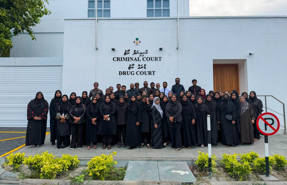 މުސާރަ ކުޑަވި ކަމަށް ބުނެ ނުރުހުން ފާޅުކުރުމުގެ ގޮތުން ޑްރަގު ކޯޓާއި ކްރިމިނަލް ކޯޓުގައި މަސައްކަތްކުރާ މުވައްޒަފުން މިއަދު އޮފީހަށް ނުކުތީ ކަޅު ހެދުމުގައި.