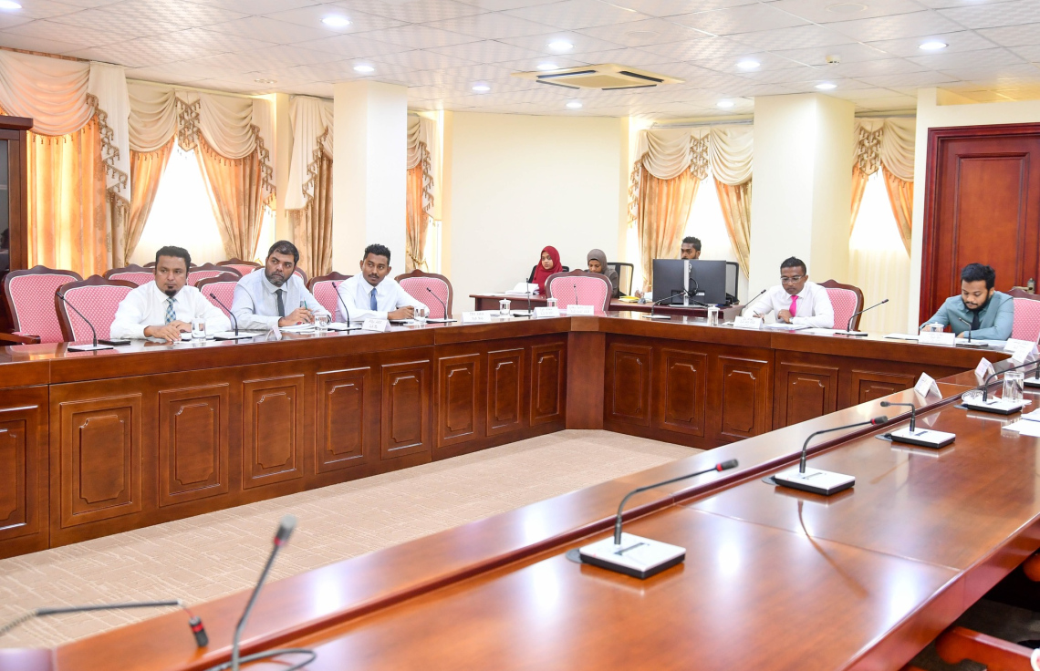 ރައްޔިތުންގެ މަޖިލީހުގެ އެންވަޔަރްމެންޓް ކޮމިޓީގެ މިއަދުގެ ބައްދަލުވުމުގައި މެންބަރުން ބައިވެރިވެވަޑައިގަންނަވަނީ. ފޮޓޯ: މަޖިލީހުގެ އިދާރާ