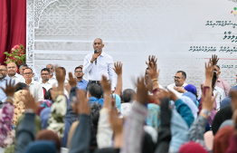 ރައީސް ޑރ. މުހައްމަދު މުއިއްޒު ވިލިމާލެ ރައްޔިތުންނާ ބައްދަކުރެއްވުން: ވިލިމާލޭގެ ނިކަގަސްތައް ކަނޑަން ފެންނަ ކަމަށް އާންމުން އަތްނައިގެން ވޯޓު ލަނީ.-- ފޮޓޯ: ރައީސް އޮފީސް