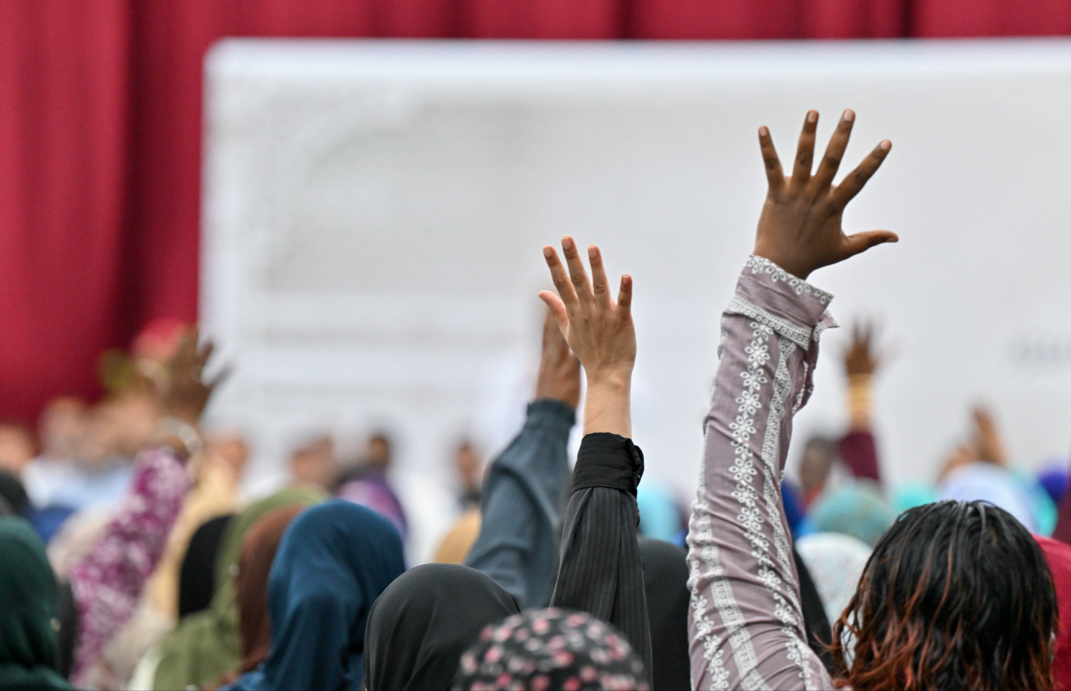 ރައީސް ޑރ. މުހައްމަދު މުއިއްޒު ވިލިމާލެ ރައްޔިތުންނާ ބައްދަކުރެއްވުން: ވިލިމާލޭގެ ނިކަގަސްތައް ކަނޑަން ފެންނަ ކަމަށް އާންމުން އަތްނައިގެން ވޯޓު ލަނީ.-- ފޮޓޯ: ރައީސް އޮފީސް