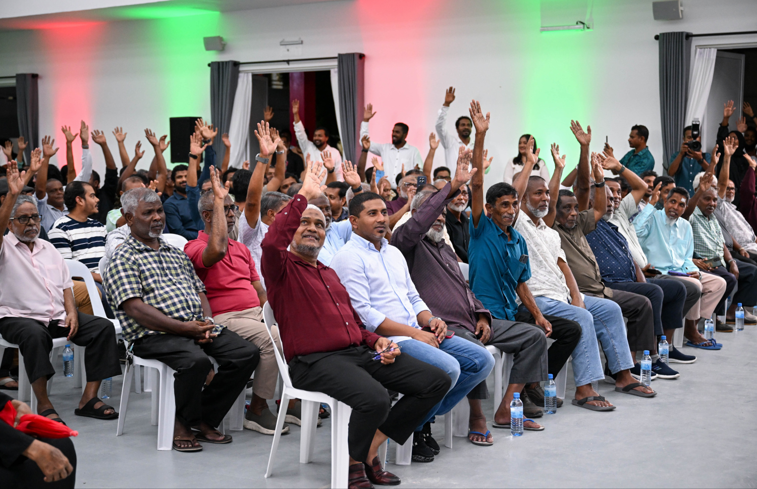 ރައީސް ޑރ. މުހައްމަދު މުއިއްޒު ވިލިމާލެ ރައްޔިތުންނާ ބައްދަކުރެއްވުން: ވިލިމާލޭގެ ނިކަގަސްތައް ކަނޑަން ފެންނަ ކަމަށް އާންމުން އަތްނައިގެން ވޯޓު ލަނީ.-- ފޮޓޯ: ރައީސް އޮފީސް