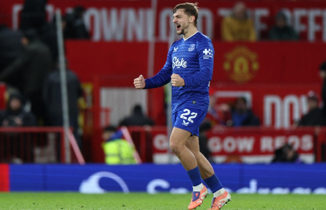 އެވަޓަން އަށް ލަނޑު ޖަހައި ދިން ކީރްމަން ޑިއުސްބަރީ ހޯލް އުފާފާޅު ކުރަނީ --- ފޮޓޯ: އޭއެފްޕީ