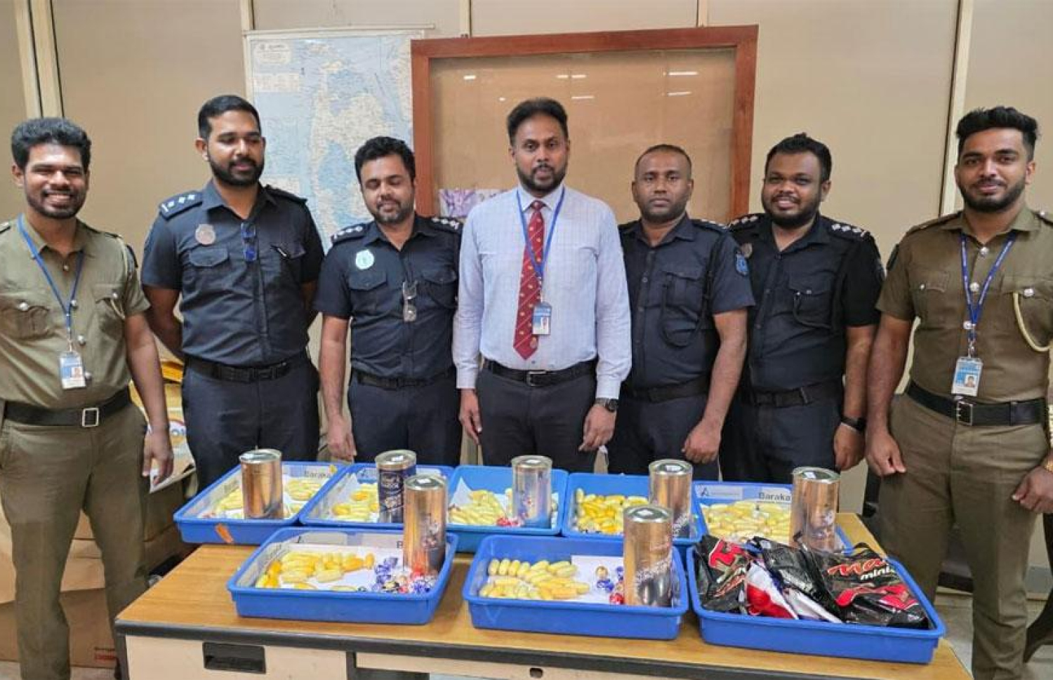 ސްރީ ލަންކާގެ ބަންޑާރަނައިކެ އިންޓަނޭޝަނަލް އެއާޕޯޓުން އަތުލައިގަތް މަސްތުވާތަކެތި ދައްކާލަނީ.