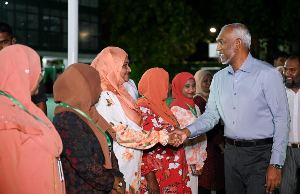 މައްޗަންގޮޅި ރައްޔިތުންގެ ބައްދަލުވުމުގައި ރައީސް އެ އަވަށުގެ ރައްޔިތުންނާ ސަލާމްކުރައްވަނީ. -- ފޮޓޯ | ރައީސް އޮފީސް