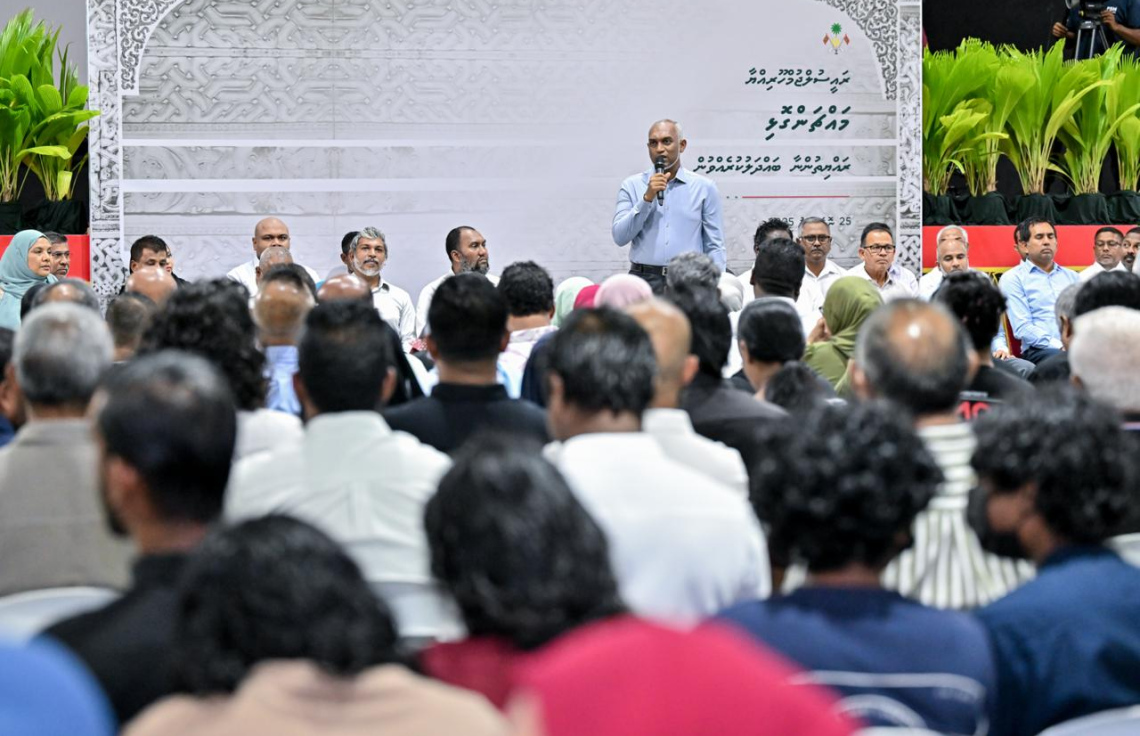 ރައީސް ޑރ. މުހައްމަދު މުއިއްޒު، މައްޗަންގޮޅީގެ ރައްޔިތުންނާ ބައްދަލުކުރައްވަން ބޭއްވި ބައްދަލުވުމުގައި ވާހަކަފުޅު ދައްކަވަނީ.