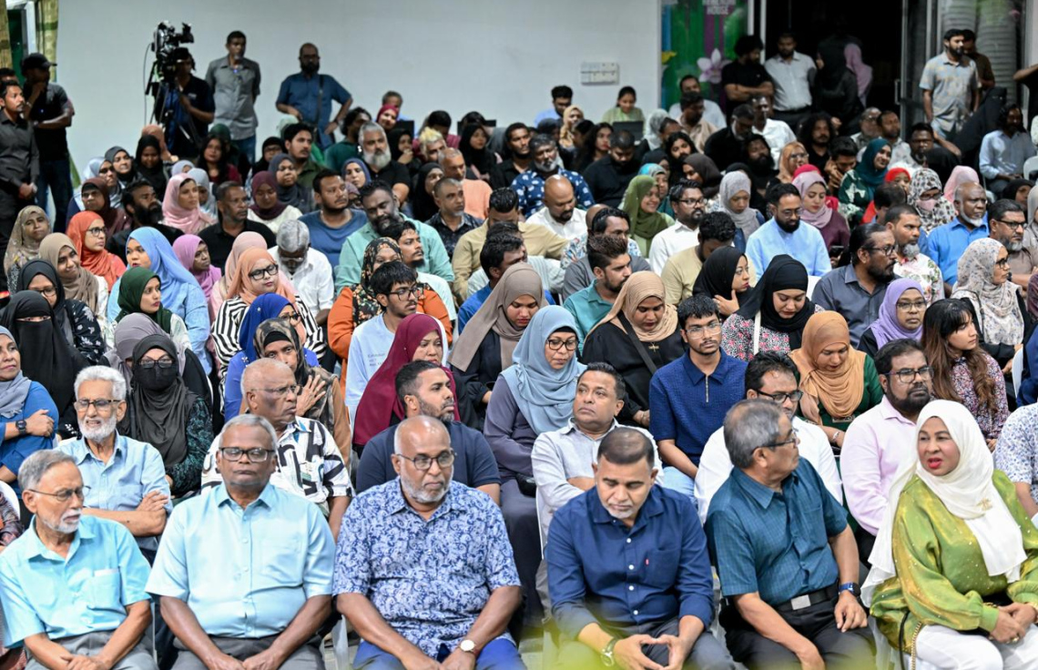 ރައީސް ޑރ. މުހައްމަދު މުއިއްޒު، މައްޗަންގޮޅީގެ ރައްޔިތުންނާ ބައްދަލުކުރައްވަން ބޭއްވި ބައްދަލުވުމުގައި ބަޔަކު ބައިވެރިވަނީ.
