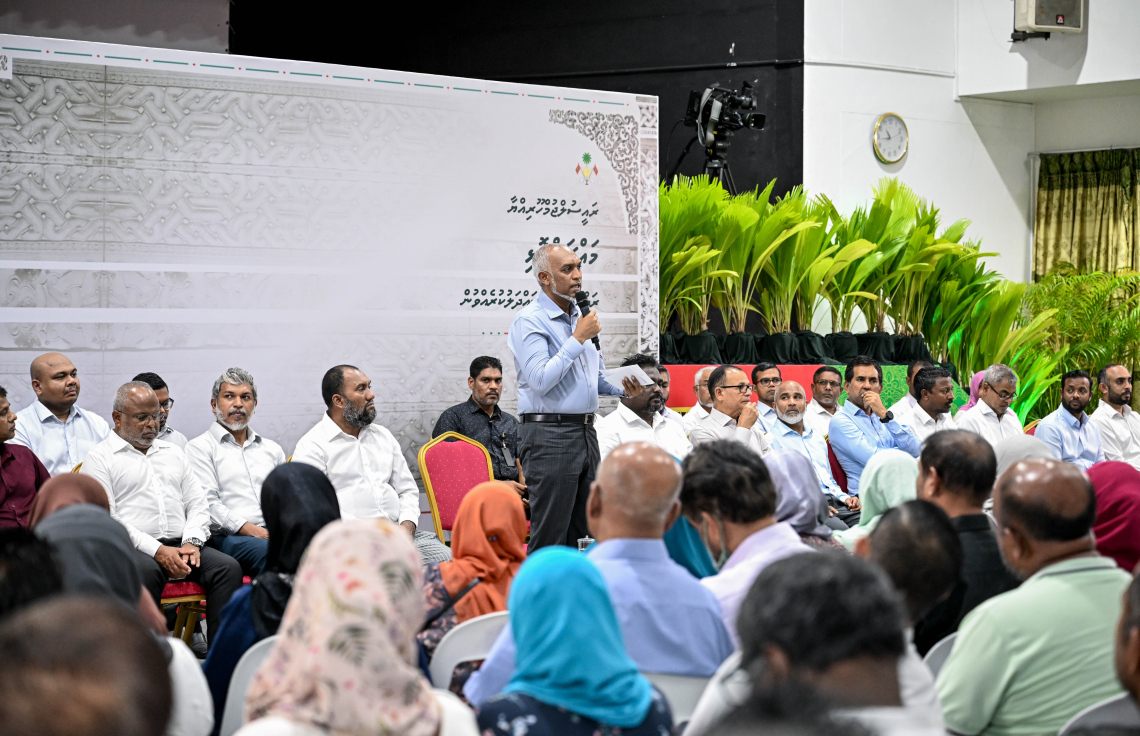 ރައީސް ޑރ. މުހައްމަދު މުއިއްޒު، މައްޗަންގޮޅީގެ ރައްޔިތުންނާއެކު ބޭއްވި ބައްދަލުވުމުގައި ވާހަކަފުޅު ދައްކަވަނީ.-- ފޮޓޯ: ރައީސް އޮފީސް