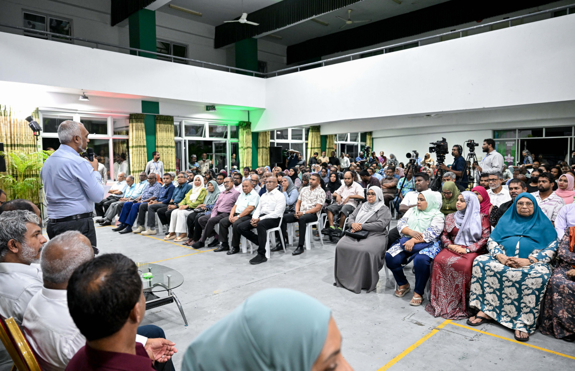 ރައީސް ޑރ. މުހައްމަދު މުއިއްޒު، މައްޗަންގޮޅީގެ ރައްޔިތުންނާ ބައްދަލުކުރައްވަން ބޭއްވި ބައްދަލުވުމުގައި ބަޔަކު ބައިވެރިވަނީ-- ފޮޓޯ: ރައީސް އޮފީސް