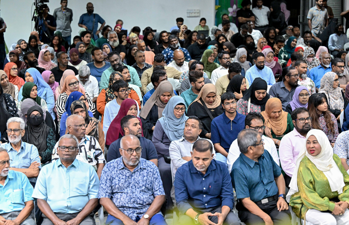 ރައީސް މުއިއްޒު މައްޗަންގޮޅީގެ ރައްޔިތުންނާ ބައްދަލުކުރައްވަން ބޭއްވި ޖަލްސާ އަށް ހާޒިރުވި ބައެއް މީހުން.---ފޮޓޯ: ރައީސް އޮފީސް
